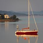 Segelboot bei Sonnenaufgang