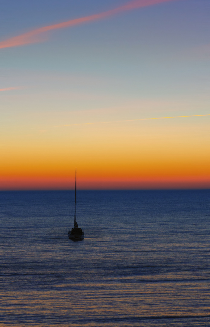 Segelboot bei Sonnenuntergang