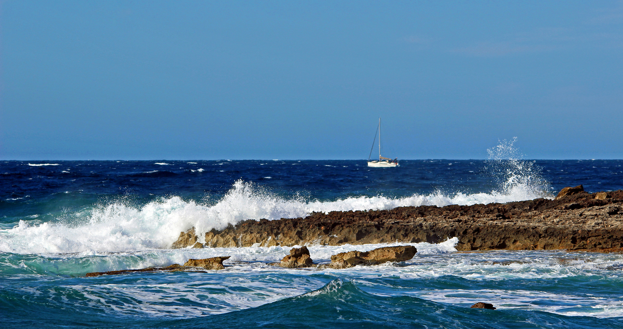 Segelboot bei Wellengang