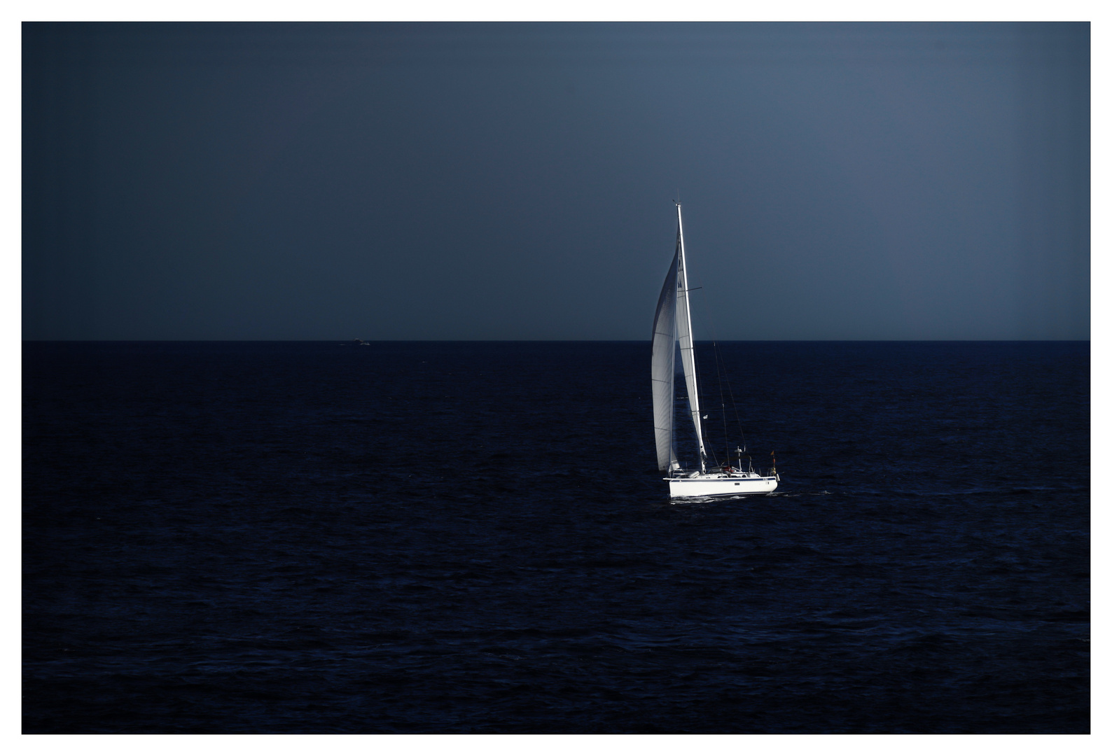 Segelboot im Abendlicht