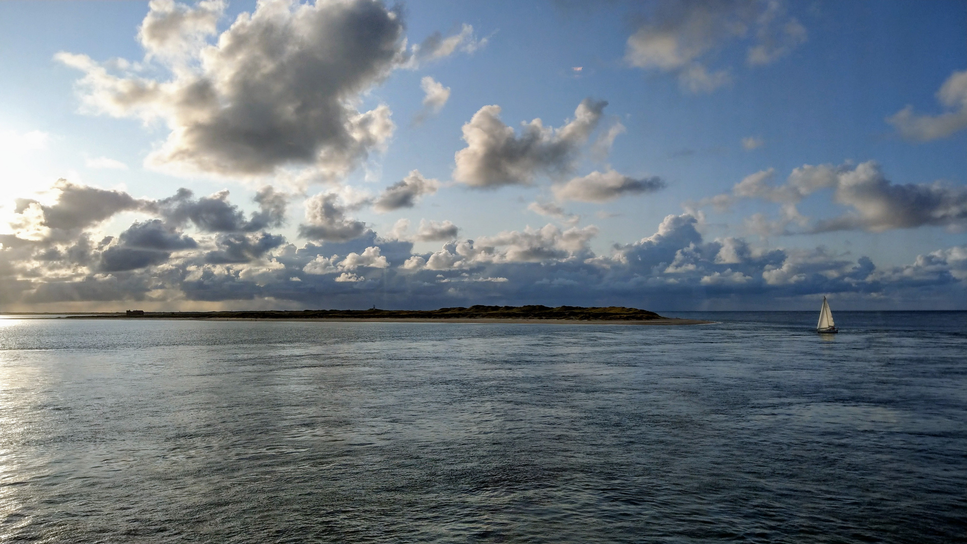 Segelboot im Abendlicht