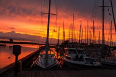 Segelboot im Abendrot