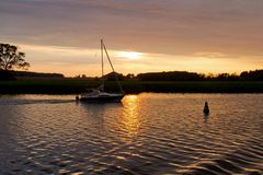 Segelboot im Abendrot