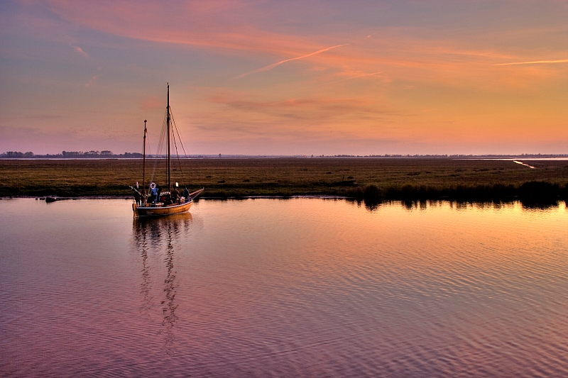 Segelboot im Abendrot