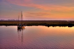 Segelboot im Abendrot