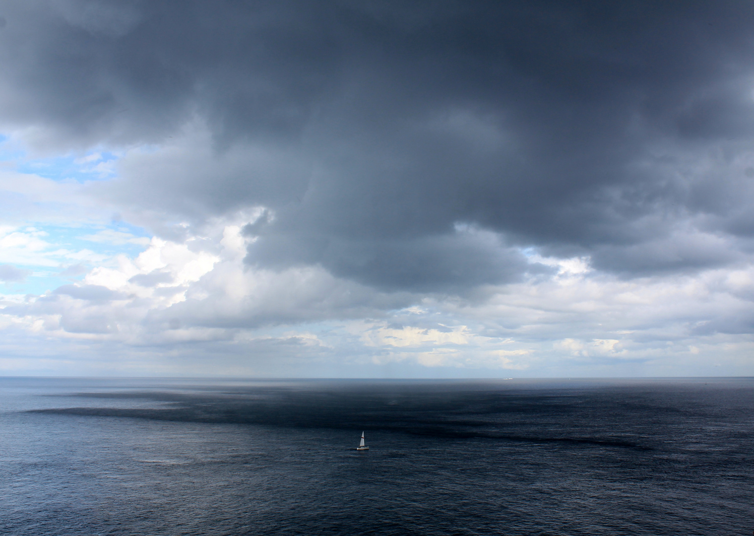 Segelboot im aufkommenden Gewitter