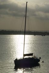 Segelboot im Hafen