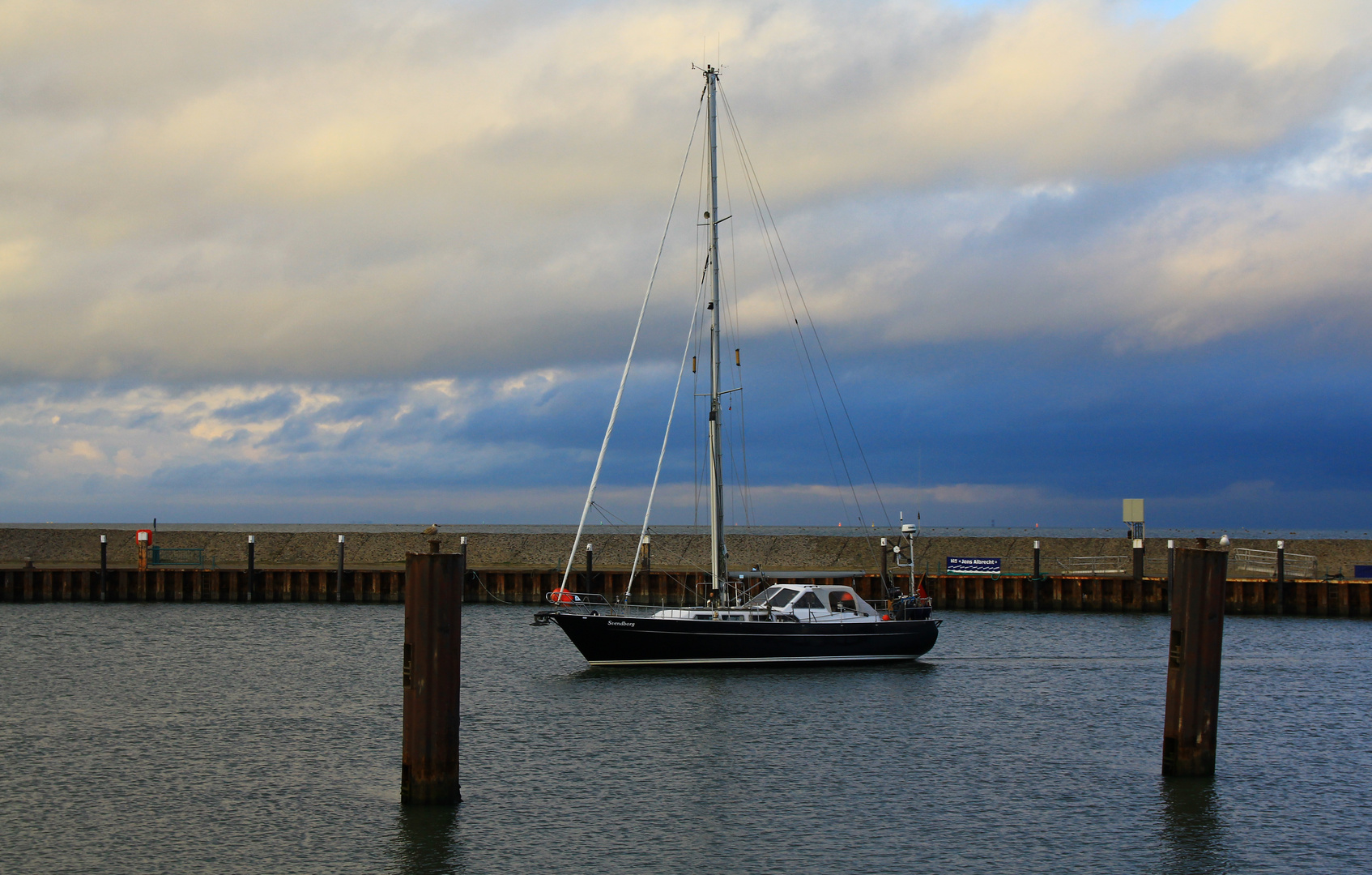 Segelboot im Hafen von Hooksiel