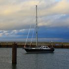 Segelboot im Hafen von Hooksiel