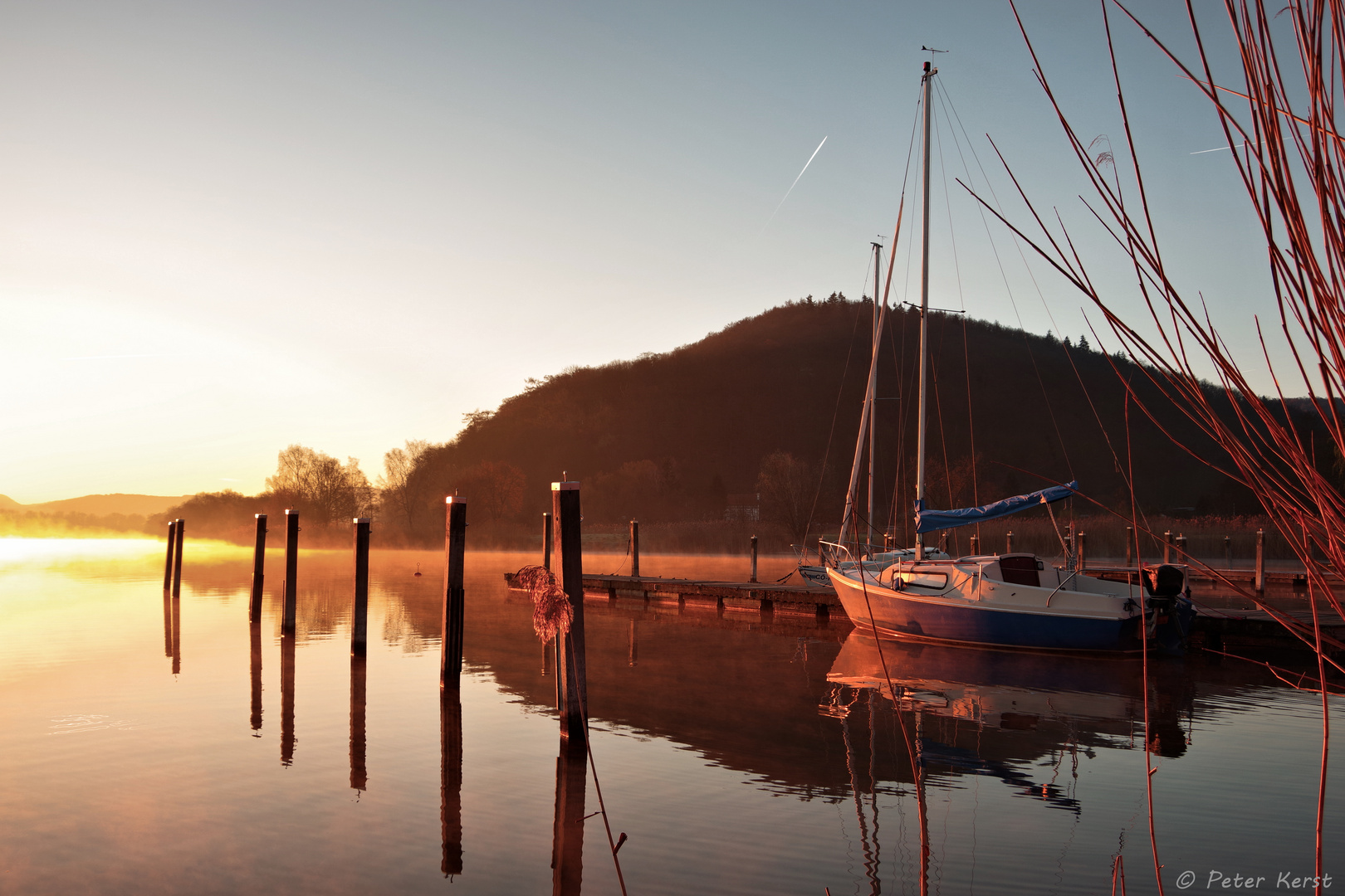 Segelboot im Morgenlicht