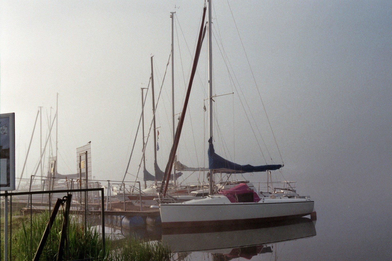 Segelboot im Morgennebel