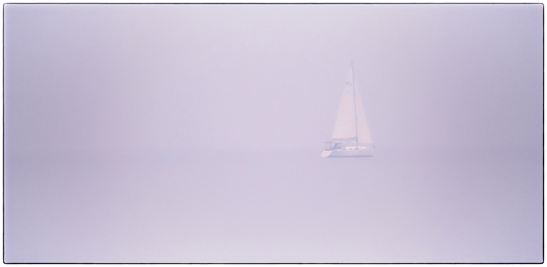 Segelboot im Nebel