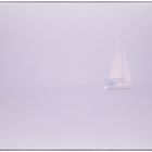 Segelboot im Nebel