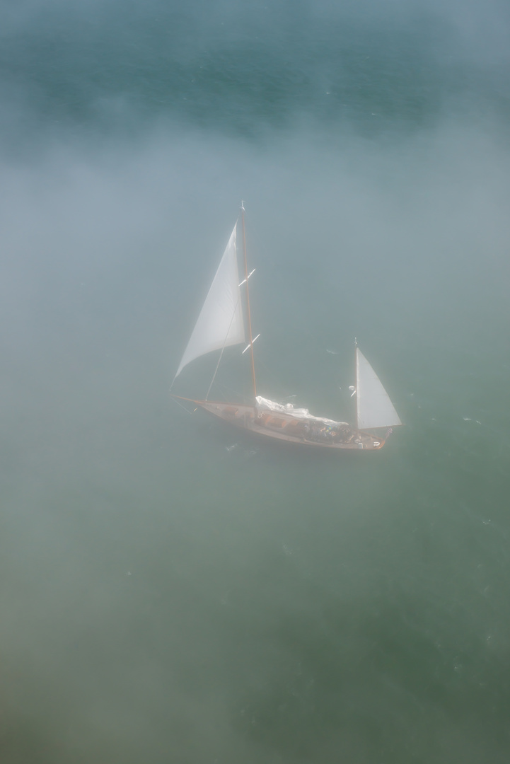 Segelboot im Nebel