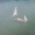 Segelboot im Nebel