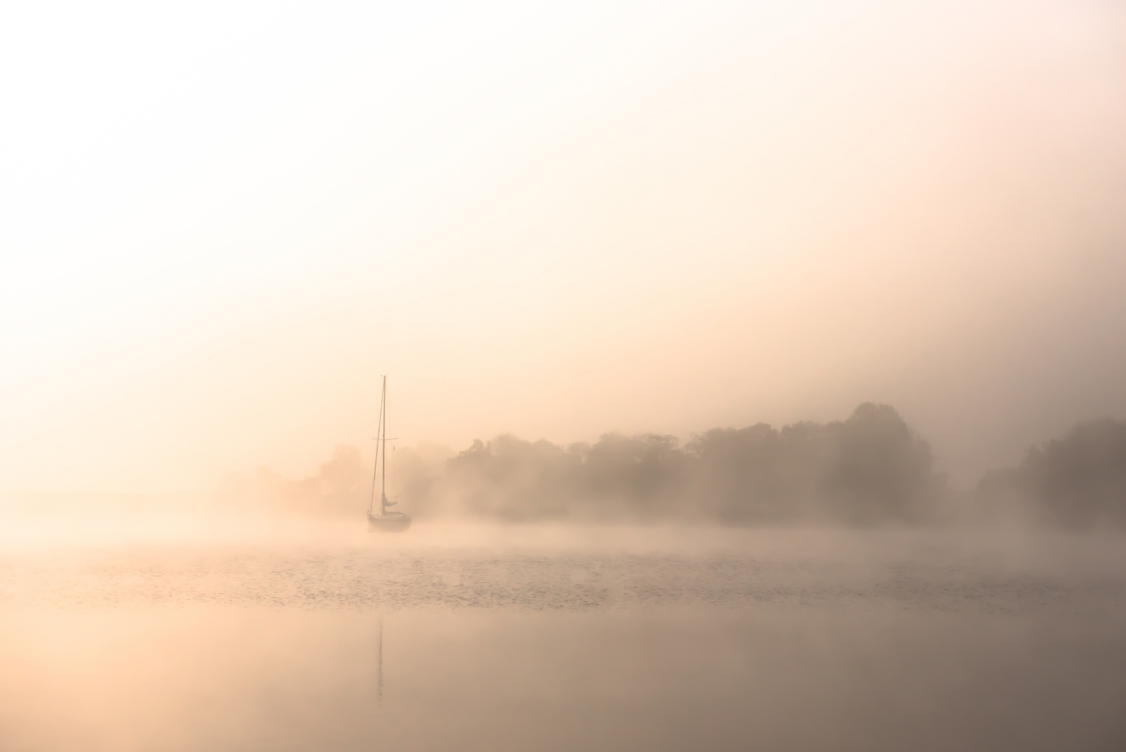 Segelboot im Nebel