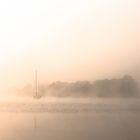 Segelboot im Nebel