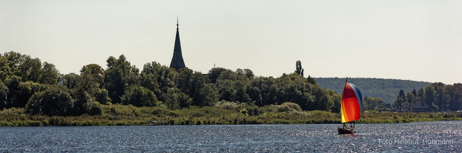 SEGELBOOT IM SONNENLICHT