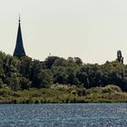 SEGELBOOT IM SONNENLICHT