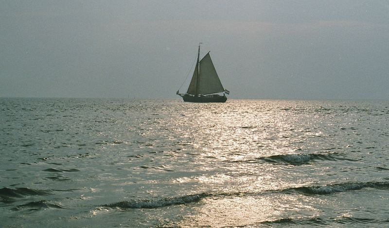 Segelboot im Sonnenlicht/ Ameland