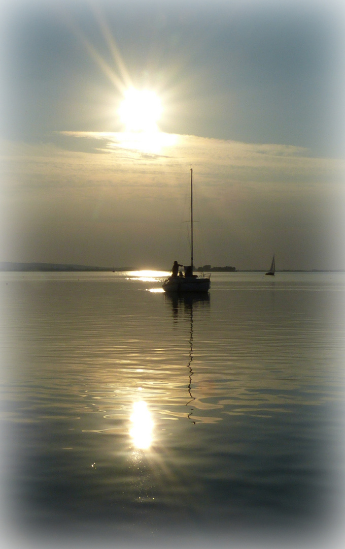 Segelboot im Sonnenschein