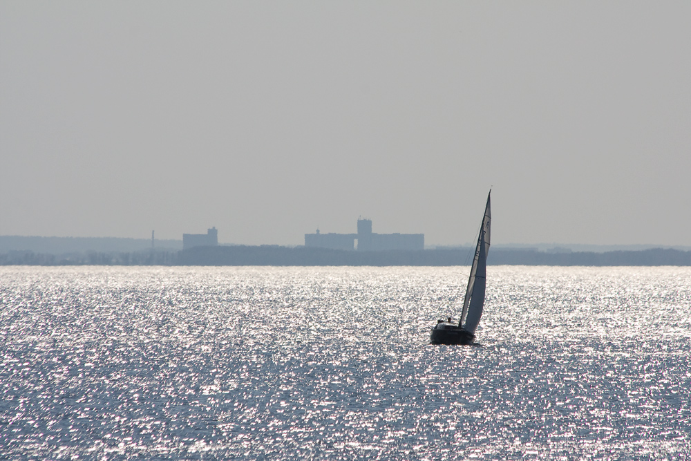 Segelboot im Sonnenschein