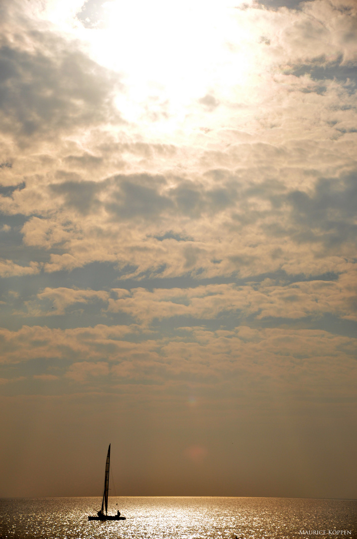 Segelboot im Sonnenuntergang