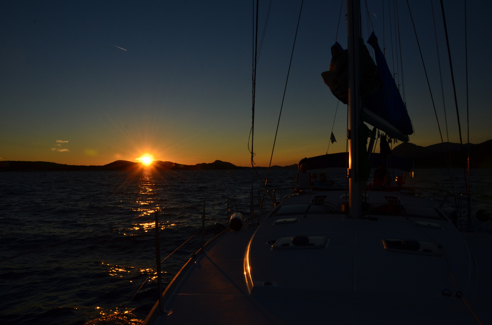 Segelboot im Sonnenuntergang