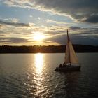 Segelboot im Sonnenuntergang