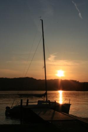 Segelboot im Sonnenuntergang