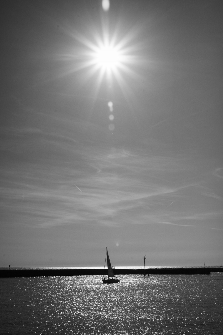 Segelboot im Sonnenuntergang