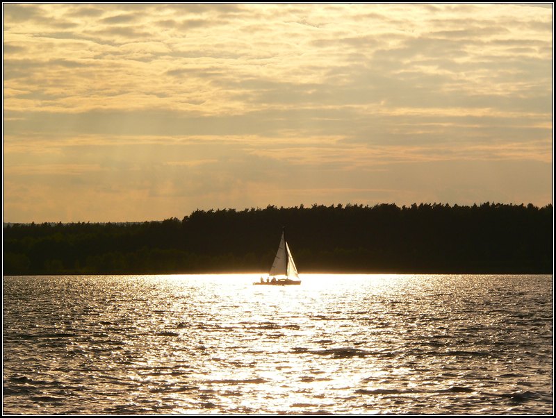 Segelboot im Sonnenuntergang