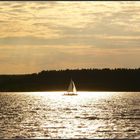 Segelboot im Sonnenuntergang