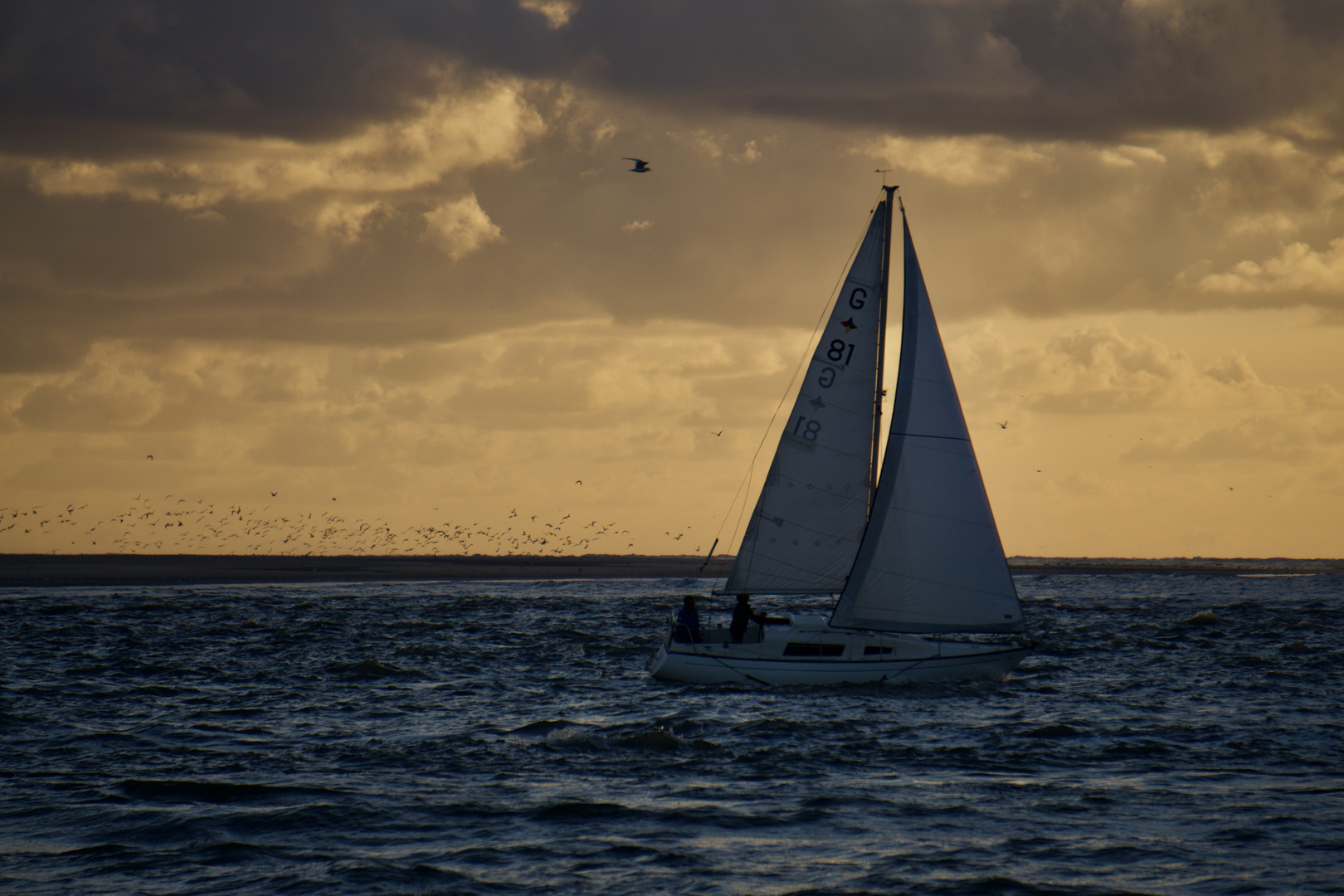 Segelboot im Sonnenuntergang 