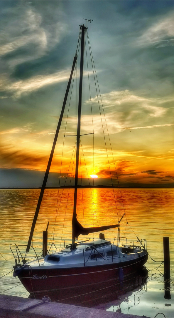 Segelboot IM Sonnenuntergang 