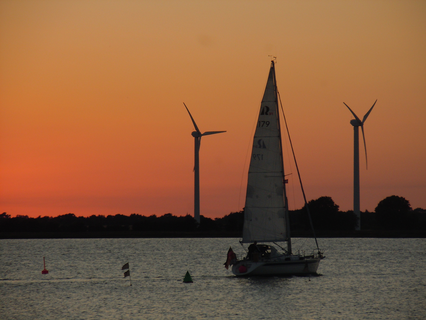 Segelboot im Sonnenuntergang auf vor Burgstaaken