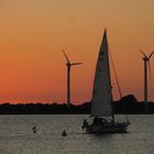 Segelboot im Sonnenuntergang auf vor Burgstaaken