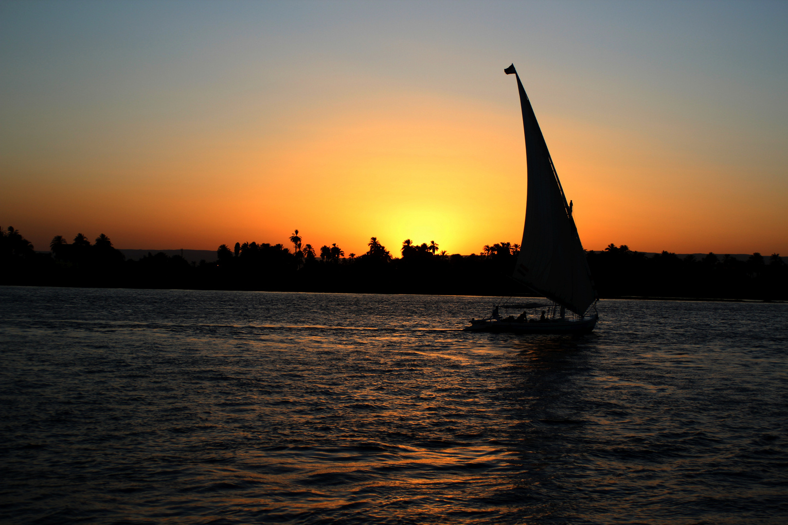 Segelboot im Sonnenuntergang