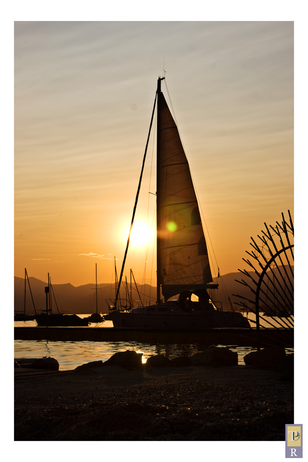 Segelboot im Sonnenuntergang