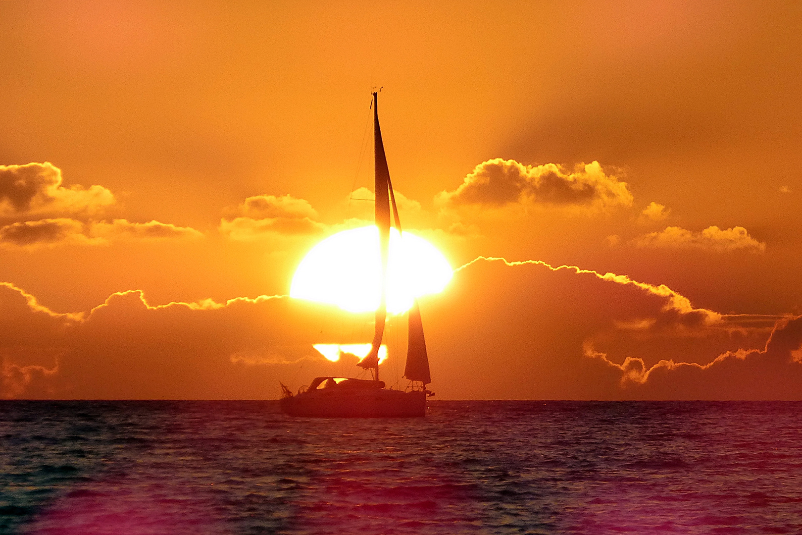 Segelboot im Sonnenuntergang