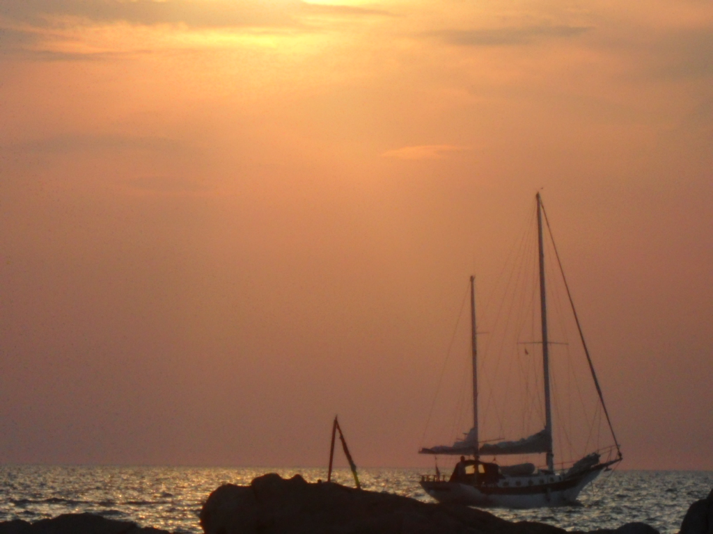 Segelboot im Sonnenuntergang