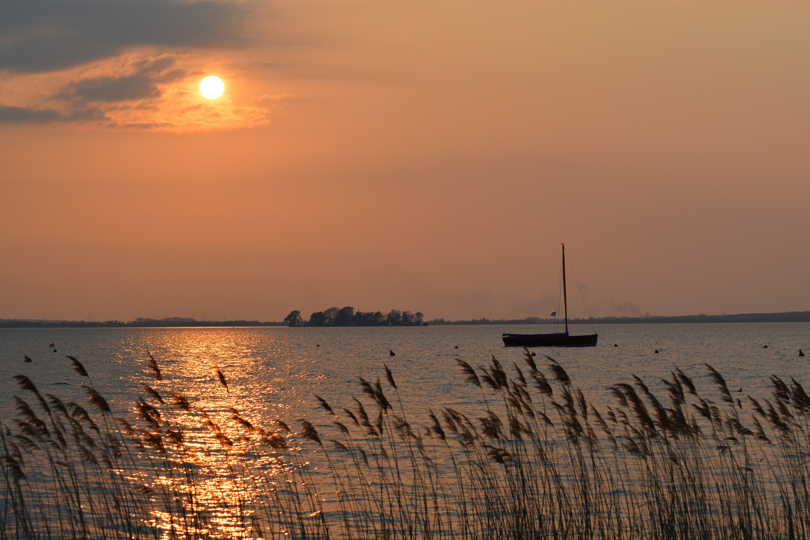 Segelboot im Sonnenuntergang