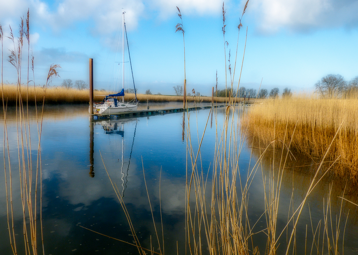 Segelboot im Sportboothafen Juliusplate