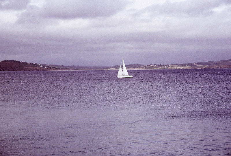 Segelboot in blaugrau