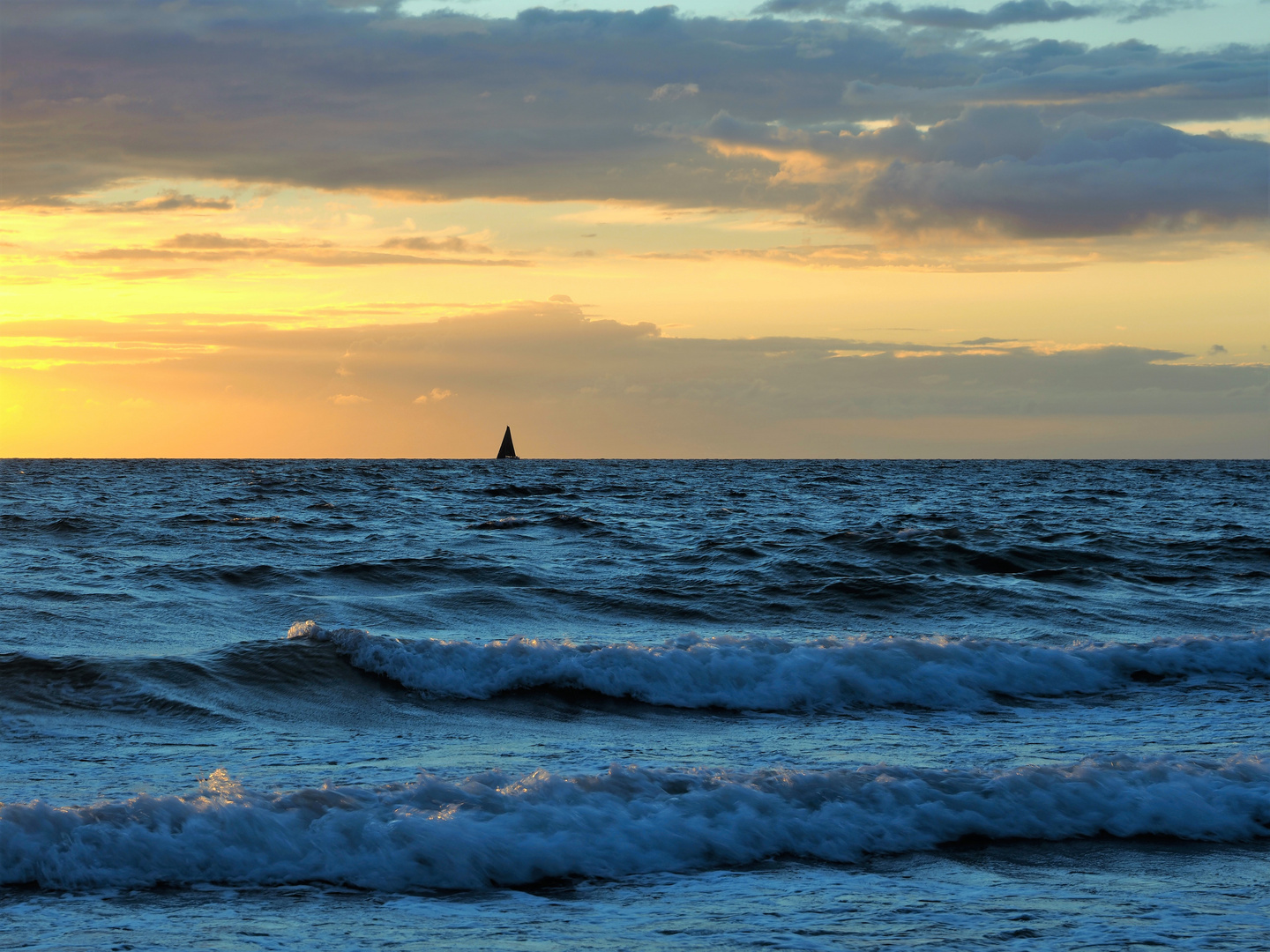  Segelboot in der Ostsee am Abend