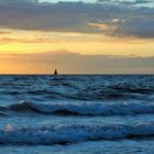  Segelboot in der Ostsee am Abend