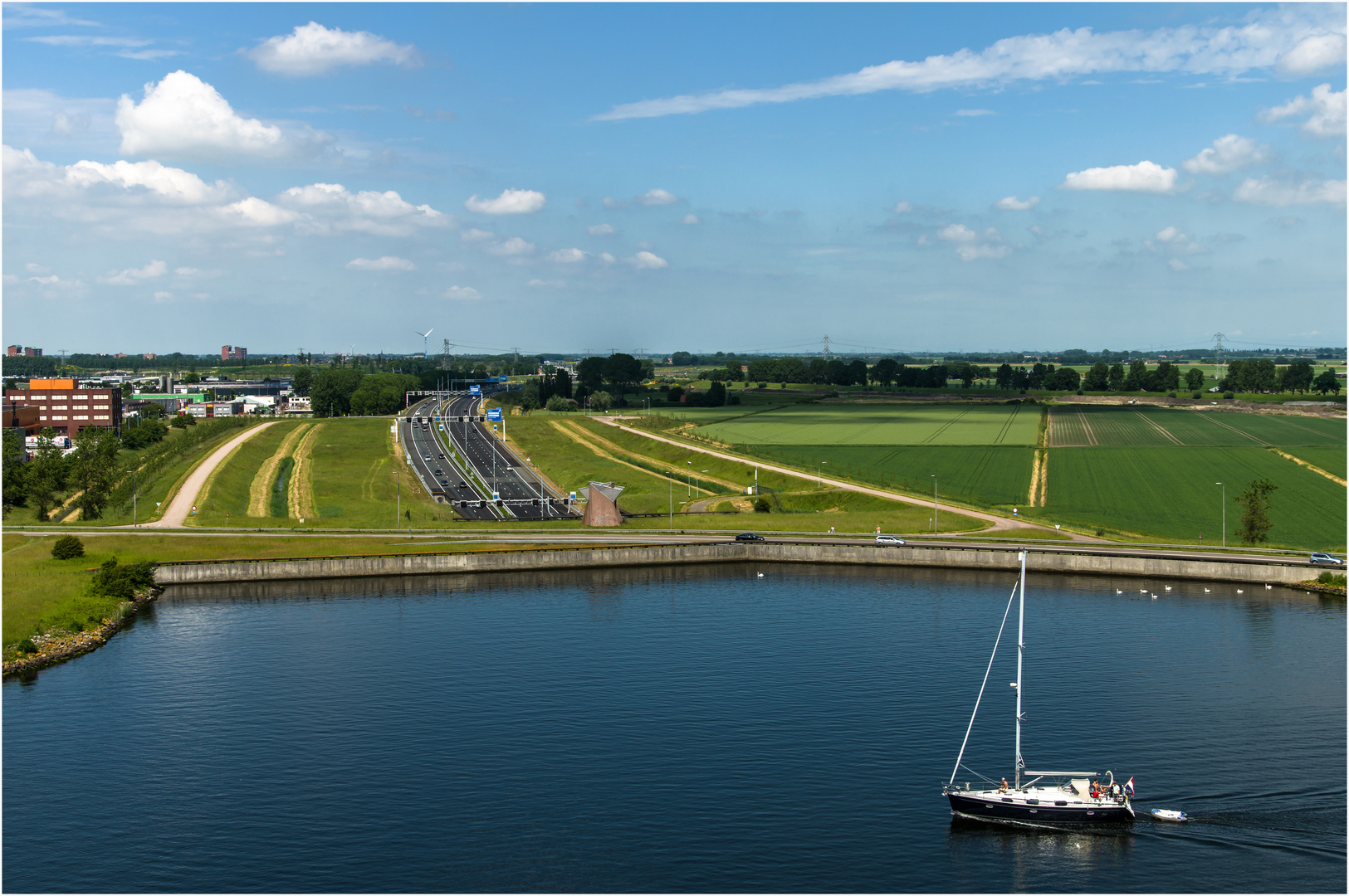 Segelboot kreuzt Autobahn A9