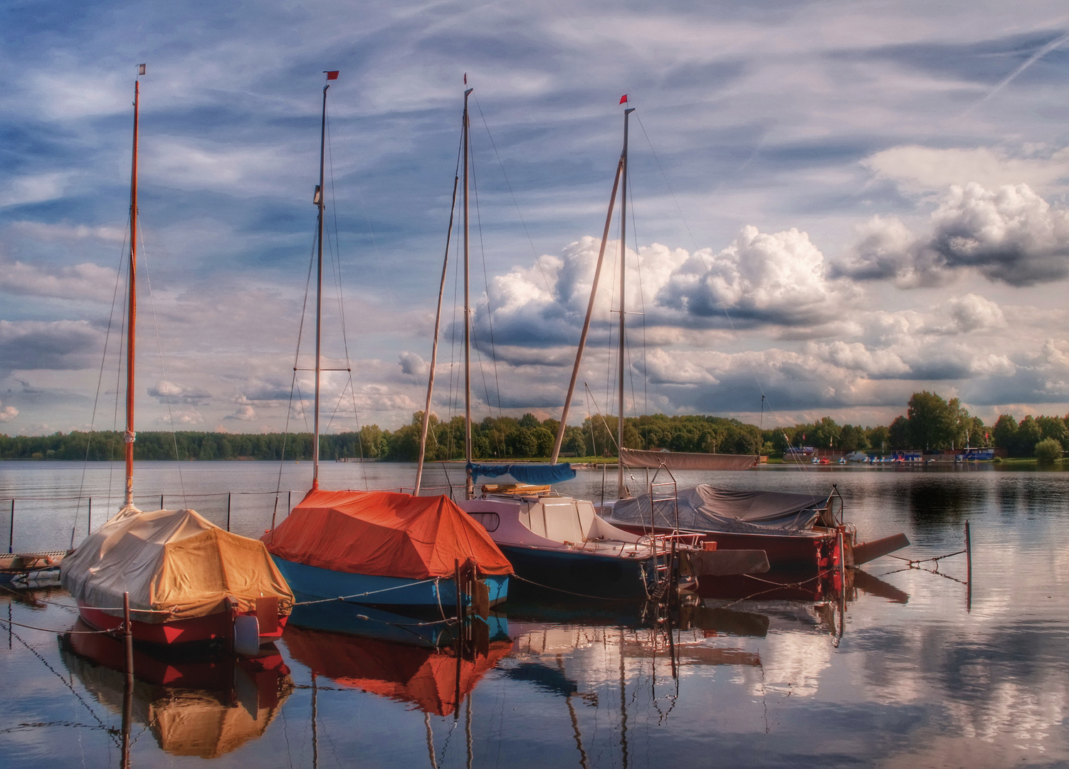 Segelboot Liegeplatz am Senftenberger See.