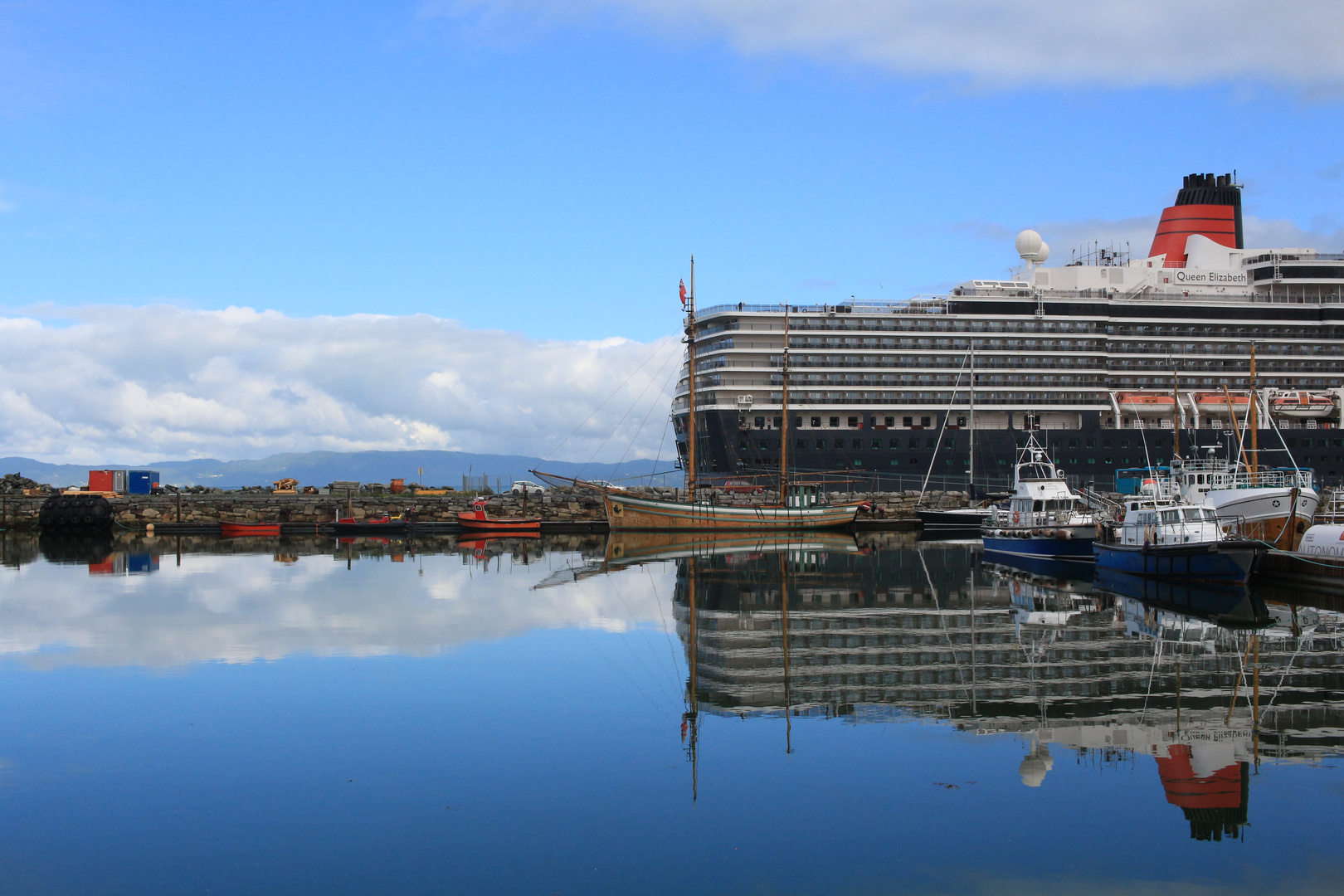 Segelboot mit Hintergrund