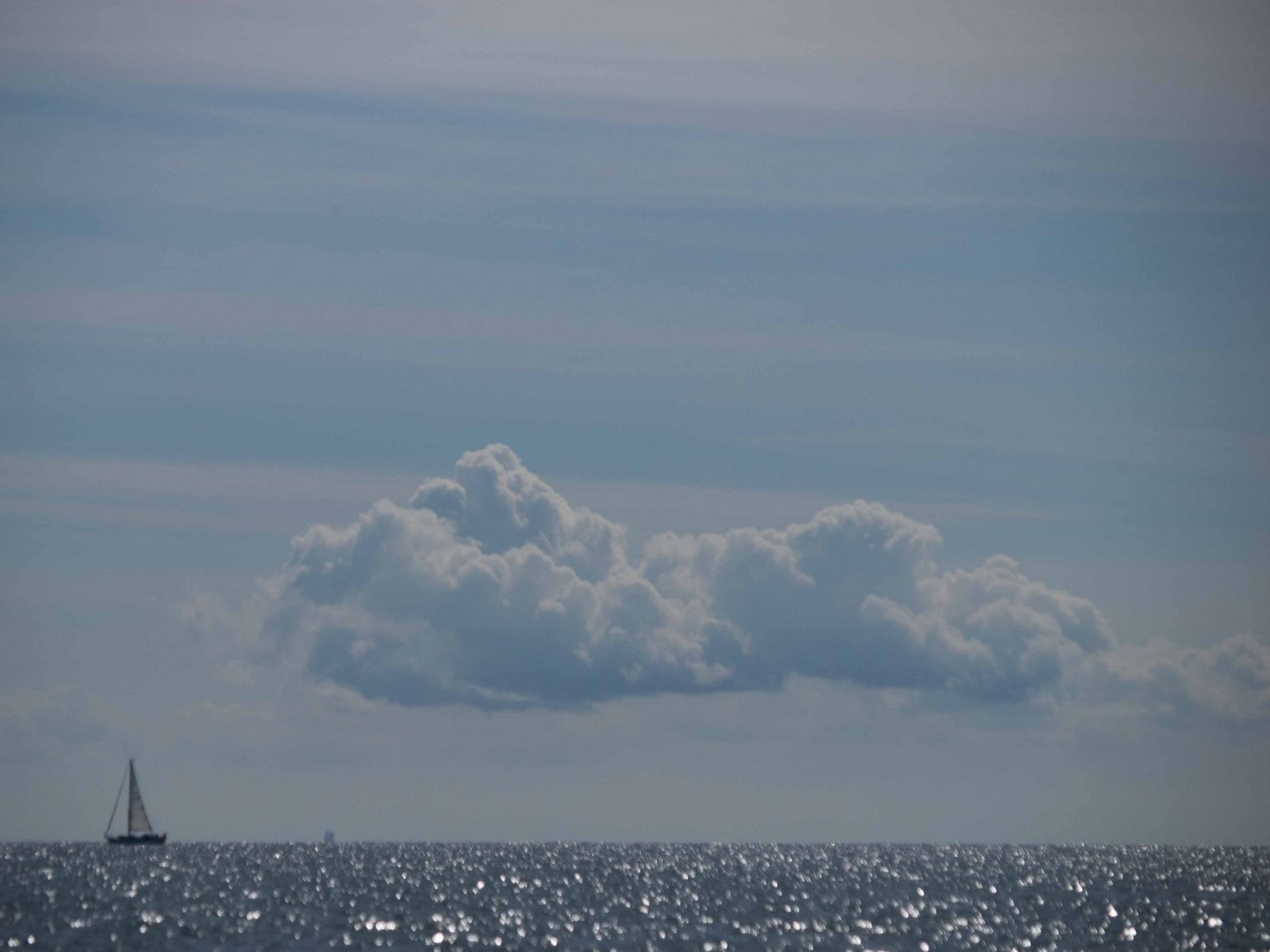 Segelboot mit Wolke